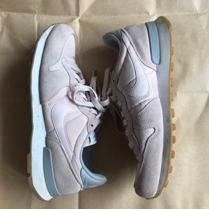 Nike Internationalist Particle Beige/Smokey Sneaks